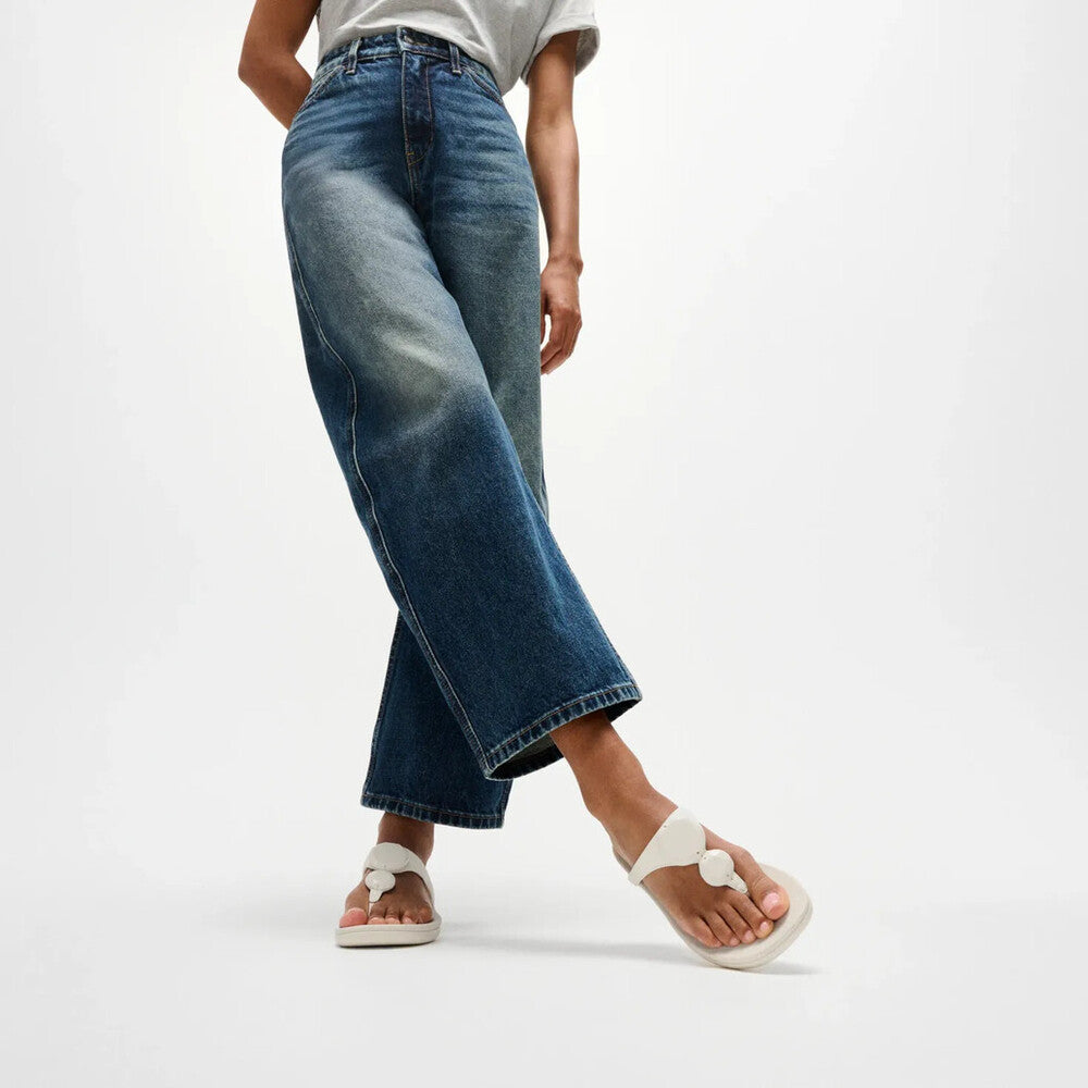 SOLAY GLOSSY-DISC TOE-POST SANDALS