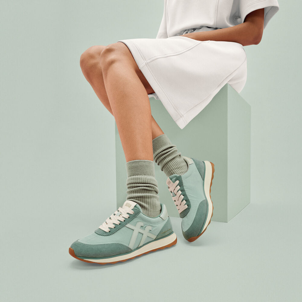 RETRO-Q x PANTONE SNEAKER