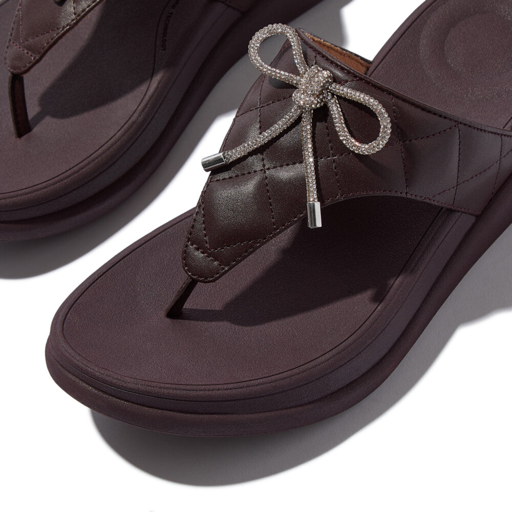 F-MODE GO CRYSTAL-BOW QUILTED TOE-POST SANDALS