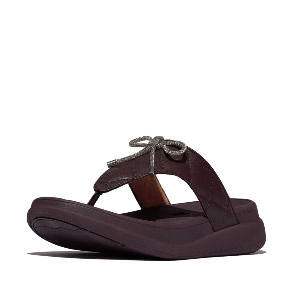 F-MODE GO CRYSTAL-BOW QUILTED TOE-POST SANDALS