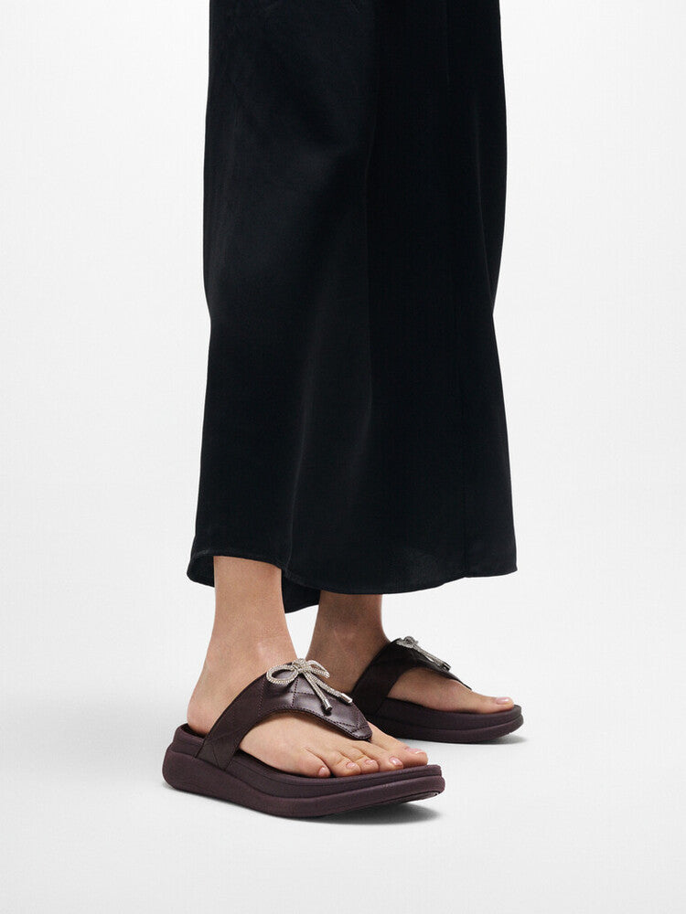 F-MODE GO CRYSTAL-BOW QUILTED TOE-POST SANDALS
