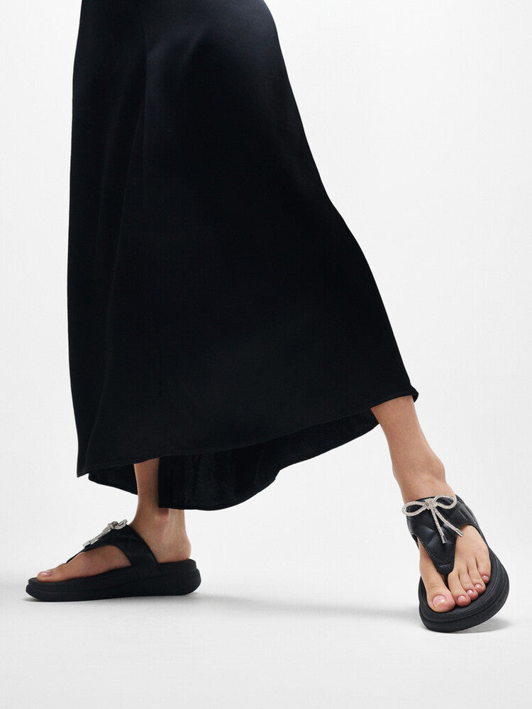F-MODE GO CRYSTAL-BOW QUILTED TOE-POST SANDALS - ALL BLACK (E1N-090)