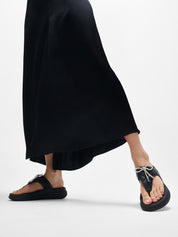 F-MODE GO CRYSTAL-BOW QUILTED TOE-POST SANDALS - ALL BLACK (E1N-090)