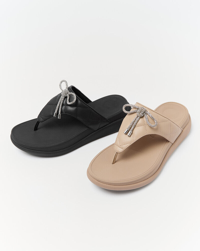 F-MODE-GO-CRYSTAL-BOW-QUILTED-TOE-POST-SANDALS_E1N-090_E1N-B41_GROUP-STYLISED_2.jpg