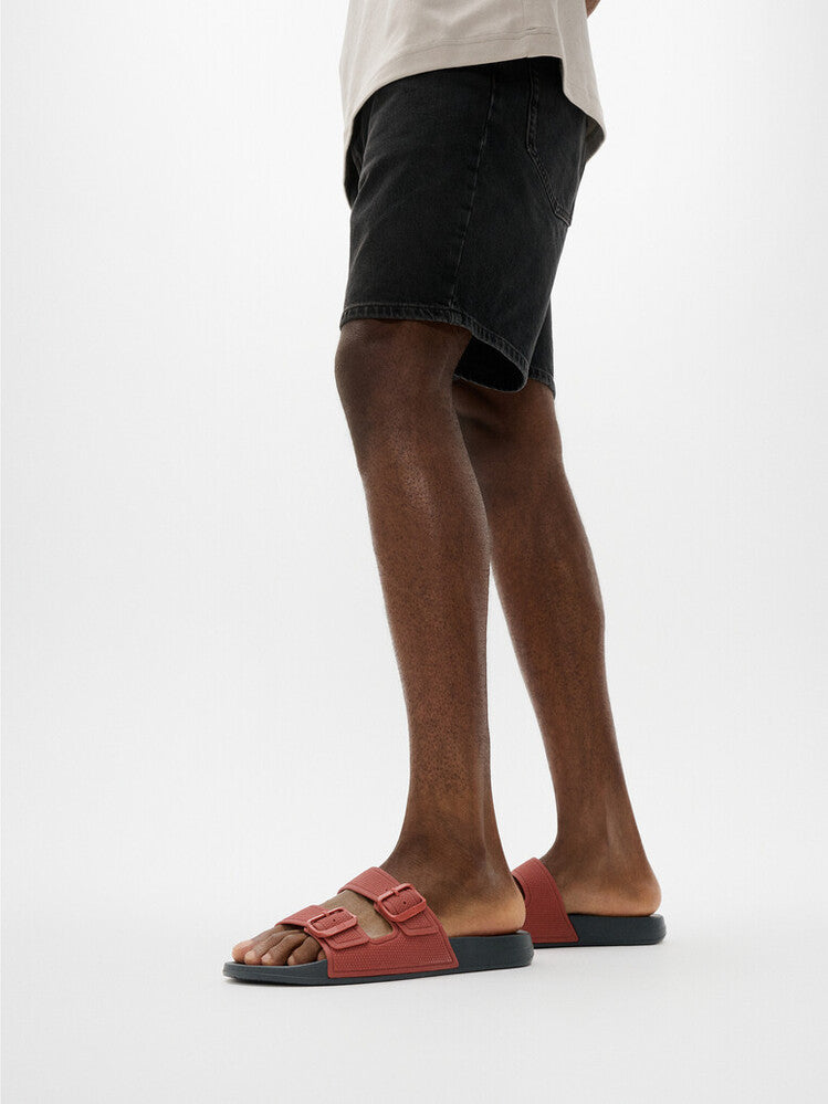 iQUSHION MENS TWO-BAR BUCKLE SLIDES
