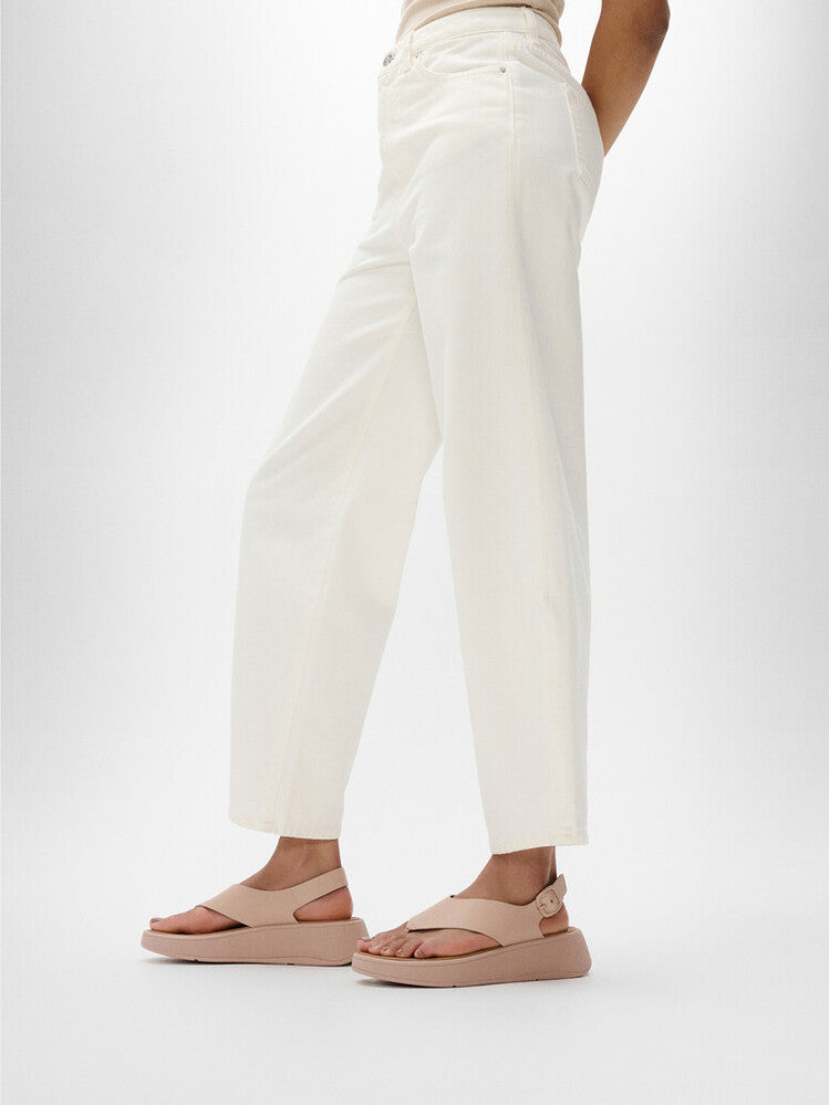 F-MODE LEATHER FLATFORM BACK-STRAP T/POST SANDALS