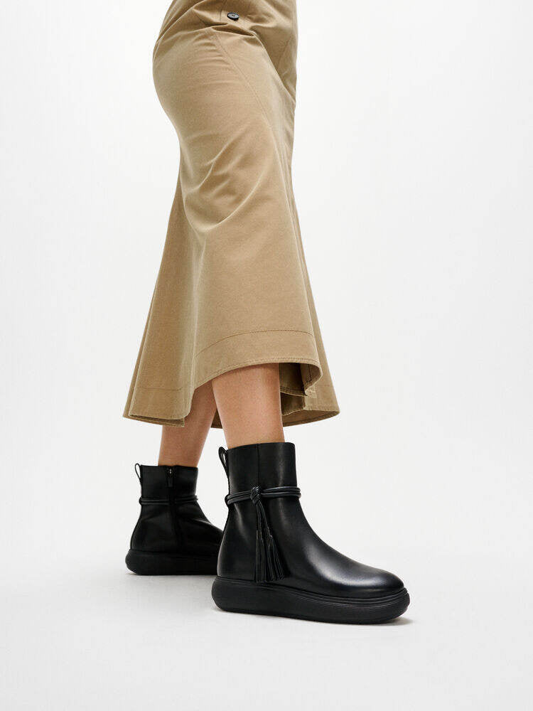 iQ-COMFF TASSEL LEATHER SHORT BOOTS