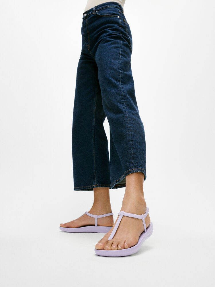 iQUSHION SPLASH T-BAR SANDALS