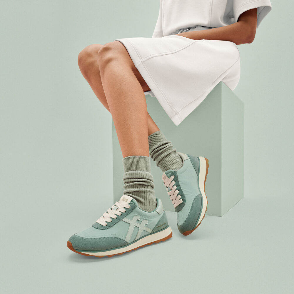 RETRO-Q x PANTONE SNEAKER