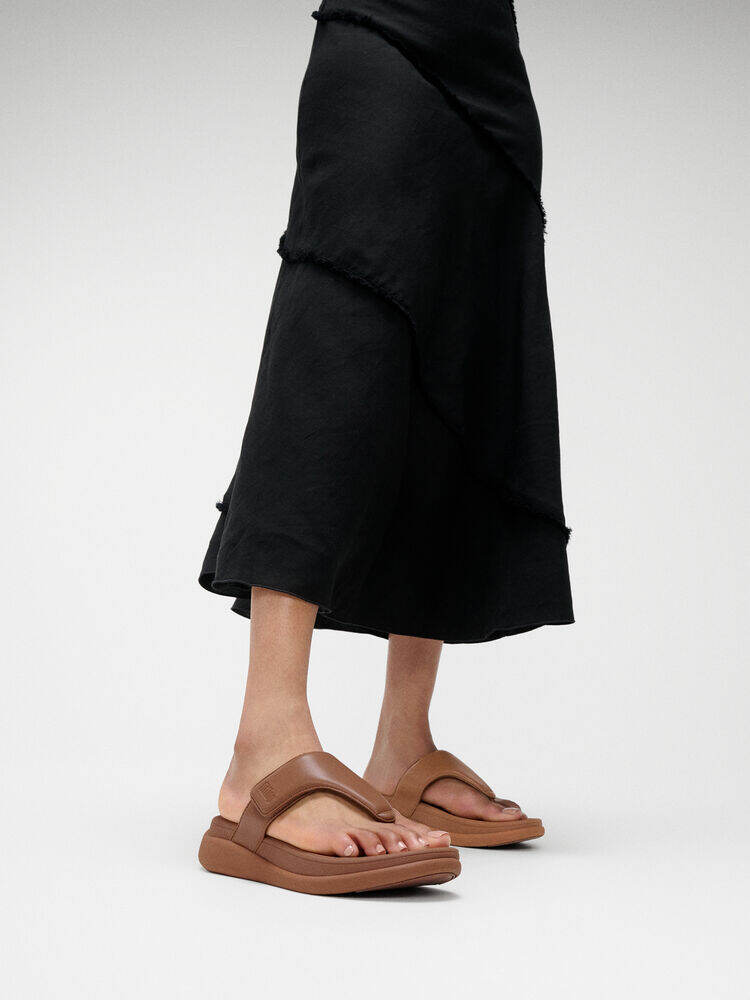F-MODE GO ADJUSTABLE FLATFORM TOE-POST SANDALS