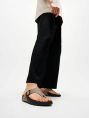 TRAKK MENS BUCKLE EMBOSSED-LEATHER TOE-POST SANDALS