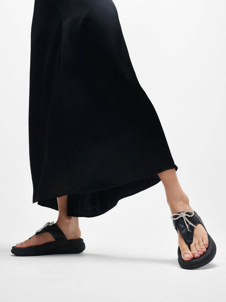 F-MODE GO CRYSTAL-BOW QUILTED TOE-POST SANDALS