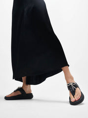 F-MODE GO CRYSTAL-BOW QUILTED TOE-POST SANDALS