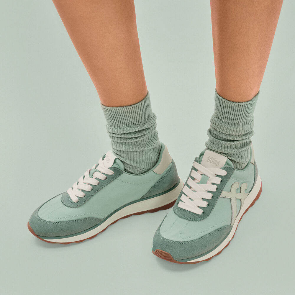 RETRO-Q x PANTONE SNEAKER